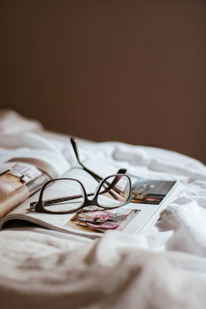 lunettes rectangulaires sur un livre